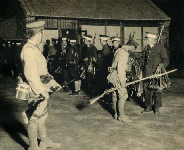 1931年9月22日夜，东北。中国铁路巡警营房外，突然来了一群日军。他们端着刺刀