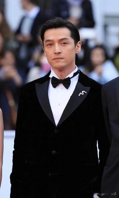 感觉胡歌就是典型那种命很好的演员，没有家世背景，但一点也不影响他顺利出道，没有所