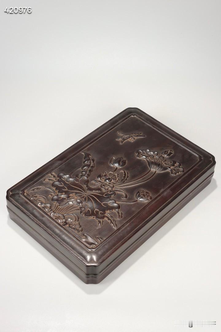 清 紫檀木雕莲花书箱

规格：长27.5cm，宽18cm，高5cm，重1845g