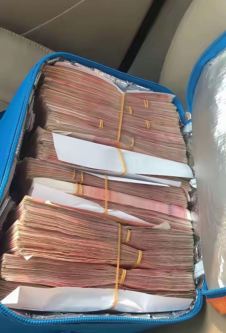 香港人经历了这次火灾后说以后再也不敢把现金放家里了一香港朋友说她父亲，这次终于想