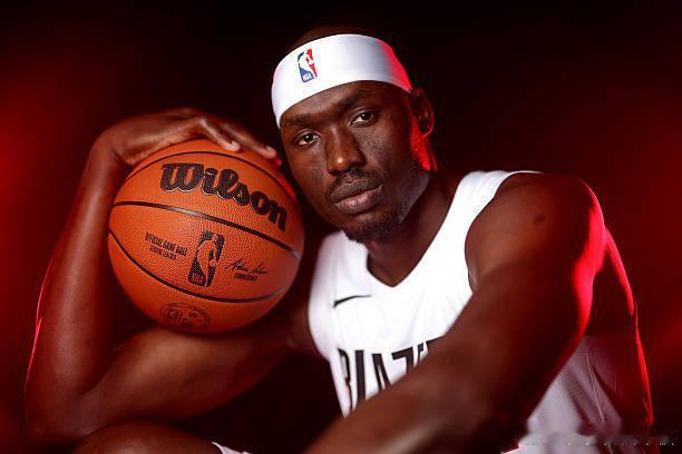 老鹰裁掉中锋杜普-里斯。 