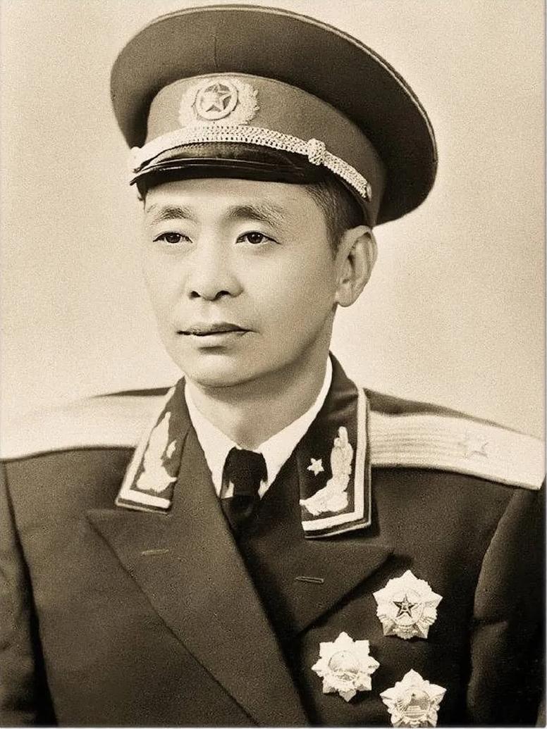 1955年被授予少将军衔，他却主动辞职回乡种田。1970年有人举报他，列出三条“