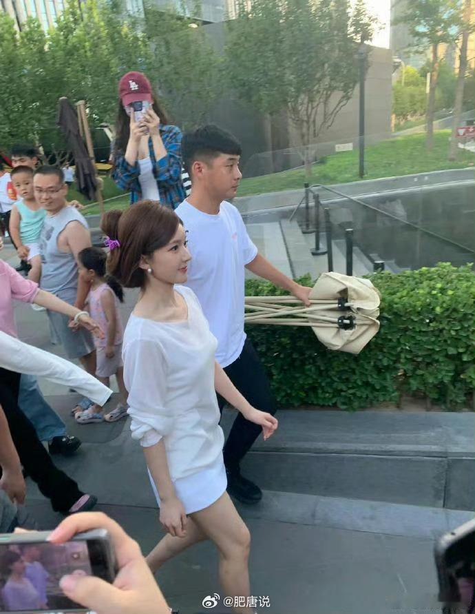 网友偶遇赵露思生图她终于证明了自己确实八十斤 