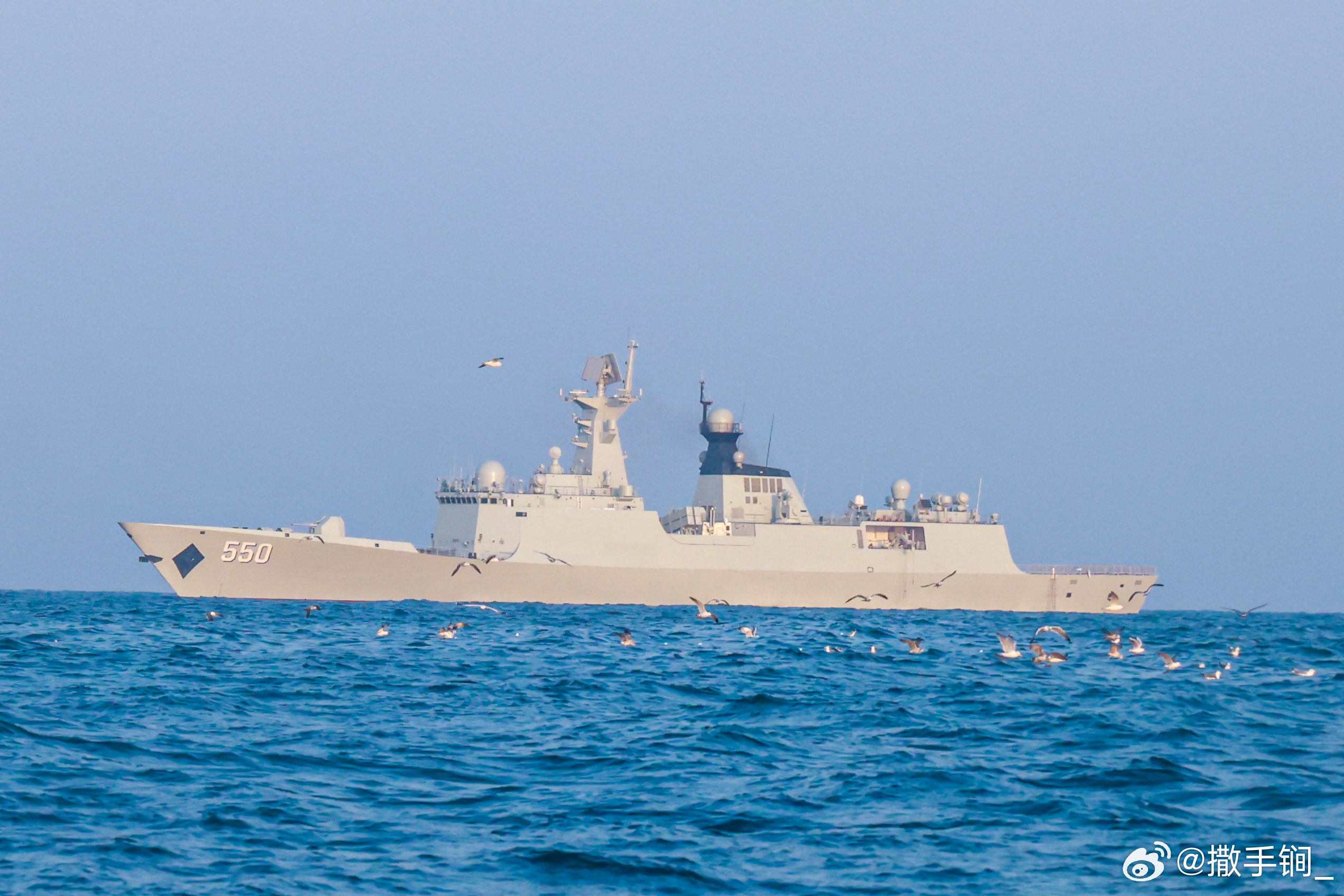 117西宁舰与550潍坊舰出海训练 