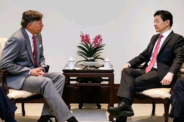 一张会见照片，让黄循财的坐姿引发不少讨论。有人觉得姿态随意，也有人解读为有意展现