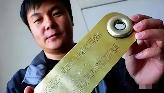 1999年，内蒙古一男子被债主追债，无路可逃时，突然想起父亲说过：有困难时，地窖