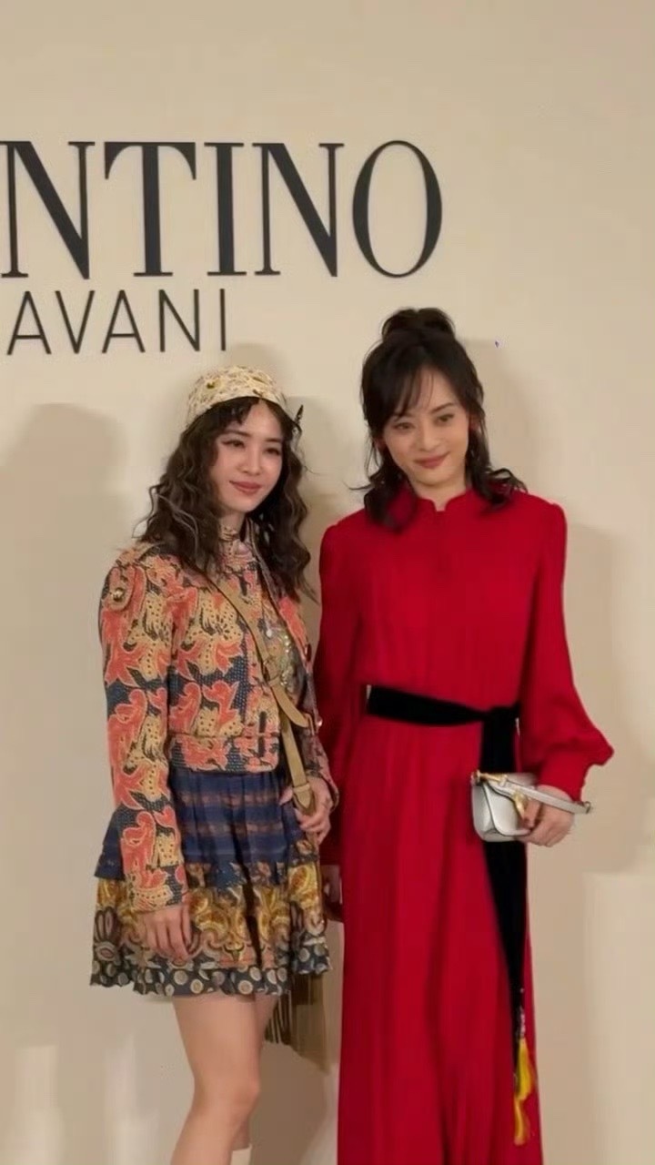 孙俪蔡依林线下同框，她们的外貌和状态，都是非常美丽的女生。两人同框太好看了，这是