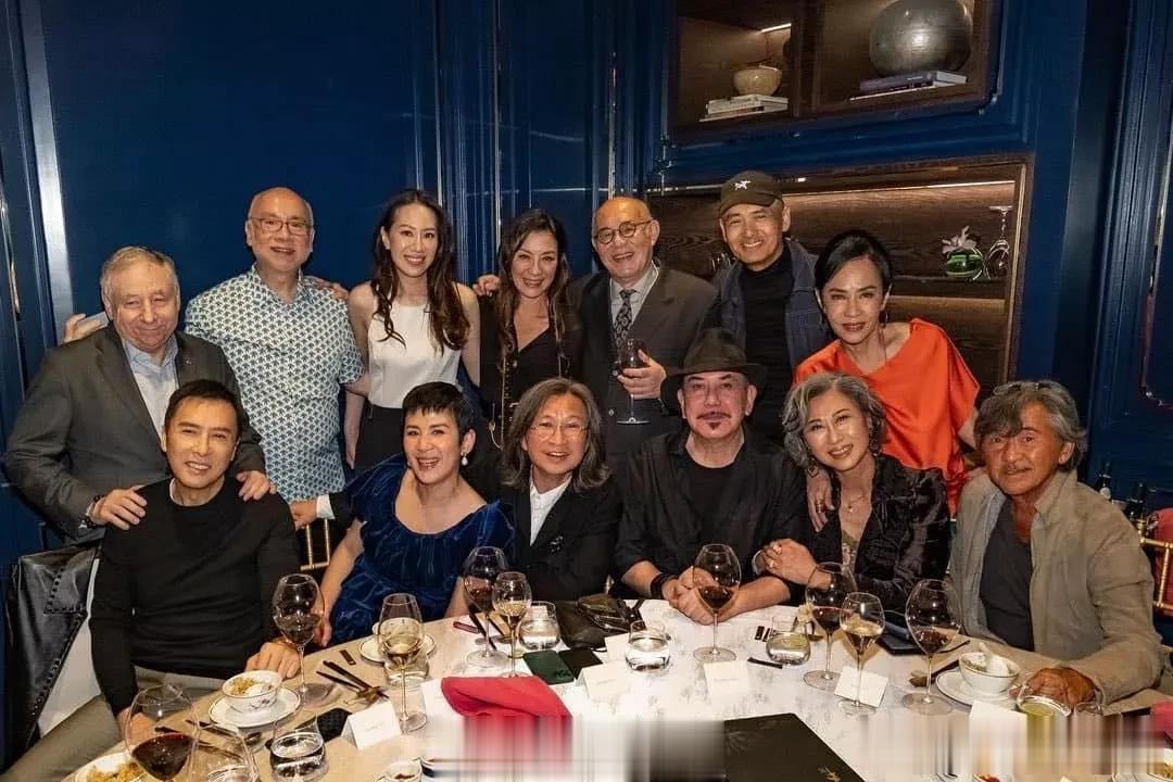  金像奖各位嘉宾合照，有一个恶心人

看到某位男士，突然对金像奖有点意见，某位男