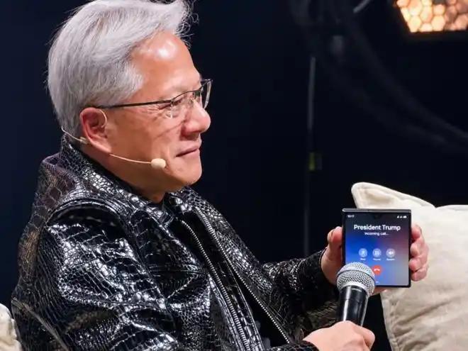 黄仁勋接特朗普电话那台手机，是三星Galaxy Z Fold 8。韩媒盯着这个细