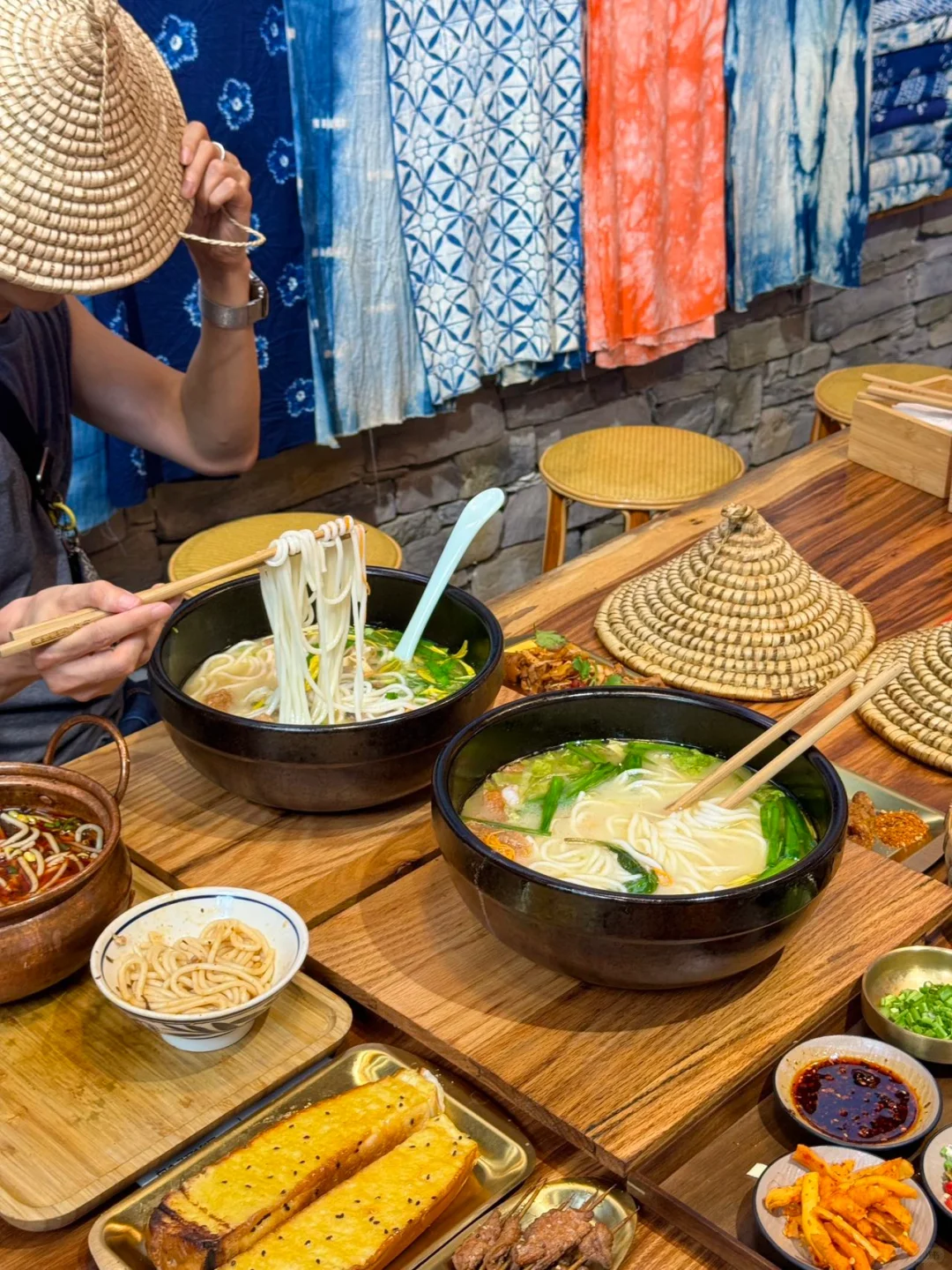 东郊记忆居然有滚石过桥米线！还不给我冲！