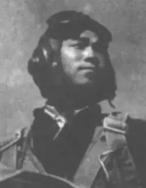 1953年，一位美军战机被我军击落，飞行员跳伞后被一个中国老人发现了。为了活命，