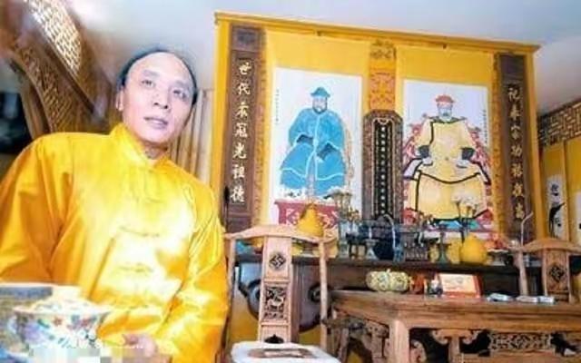 “把故宫还给我们家！”2005年，一位自称是多尔衮十世孙的男子大闹广州火车站，非