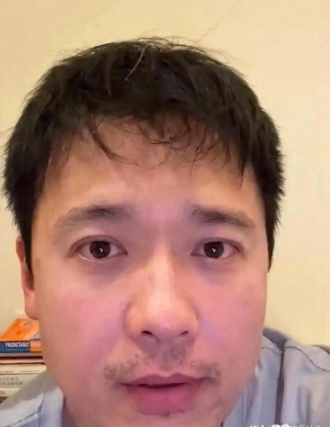 高云翔离婚7年后第一次公开聊到董璇，话才刚说出口，他眼泪就下来了。他低着头，沉默