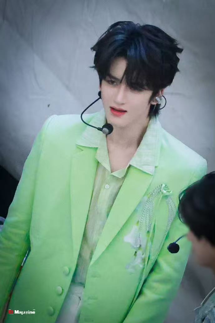 邓佳鑫绿西装彩排路透 邓佳鑫彩排路透来啦～应援色西服太帅啦！ 