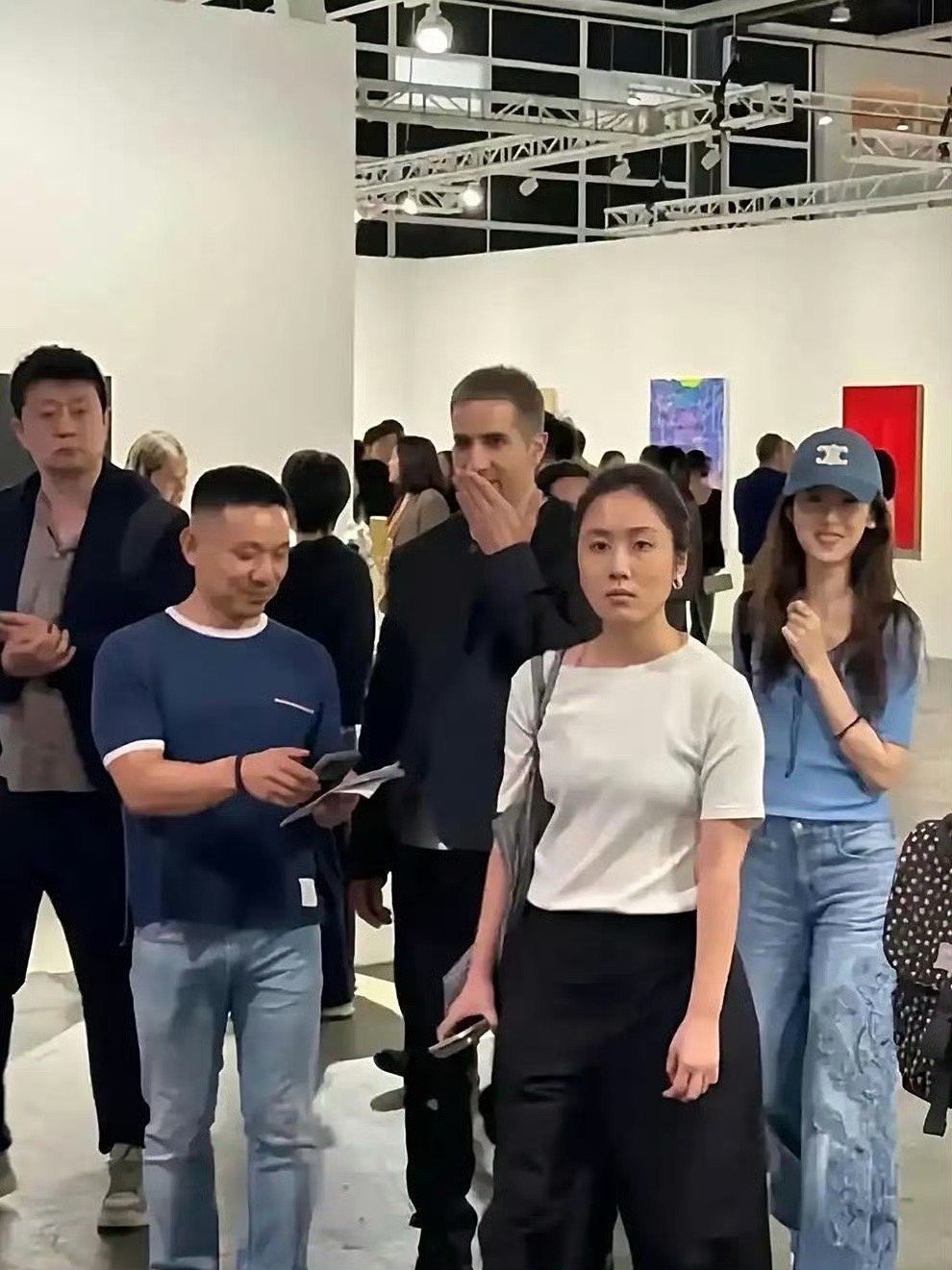 刘强东的老婆，看着就像高中生。得有多少人羡慕啊？[good] ​​​