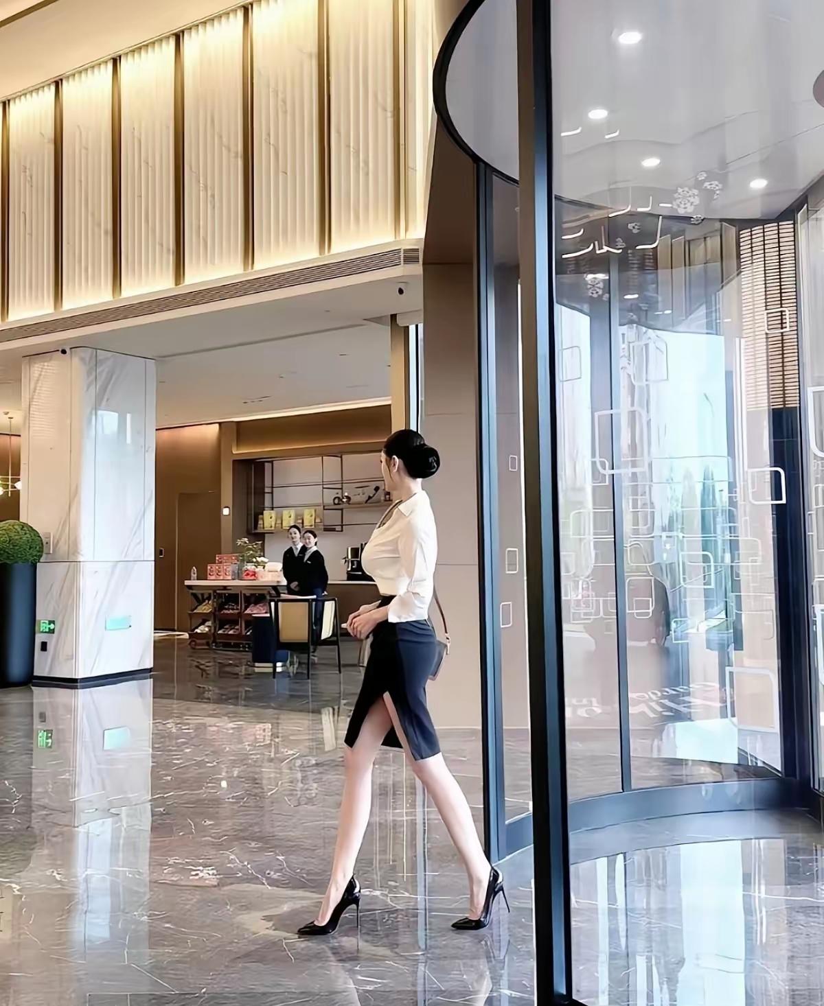 晒图笔记大赛酒店老总要来酒店视察工作，派了一个女秘书过来打头阵，试问这个酒店秘书