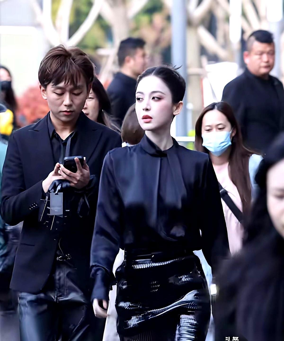 古力娜扎那套新图，就像一颗小石子，精准砸进了半夜三点的摸鱼群。
群里瞬间炸了。不