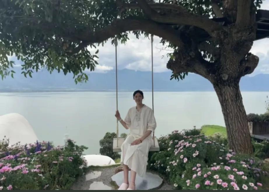李盈莹在云南旅游。
李盈莹开心的在休闲畅游，
这应该是一种疗养方式。
从视频和照