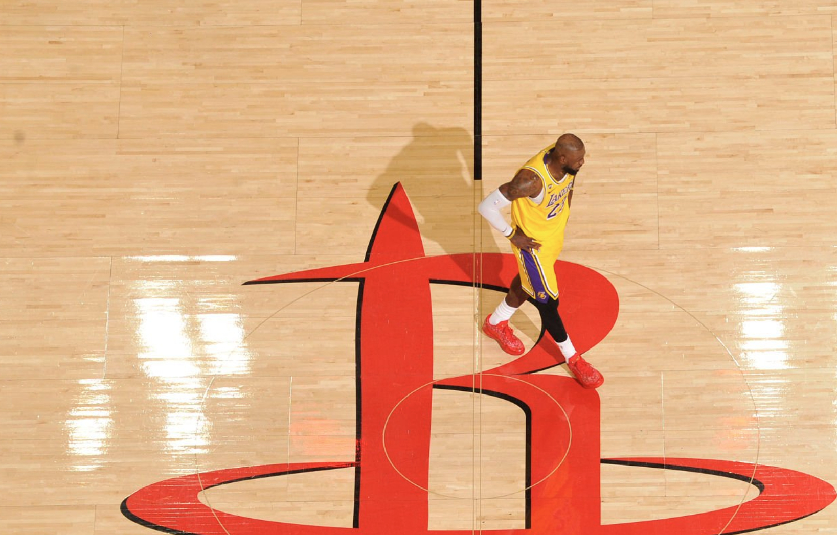 詹姆斯，连续三场13投7中，出手次数相当稳定