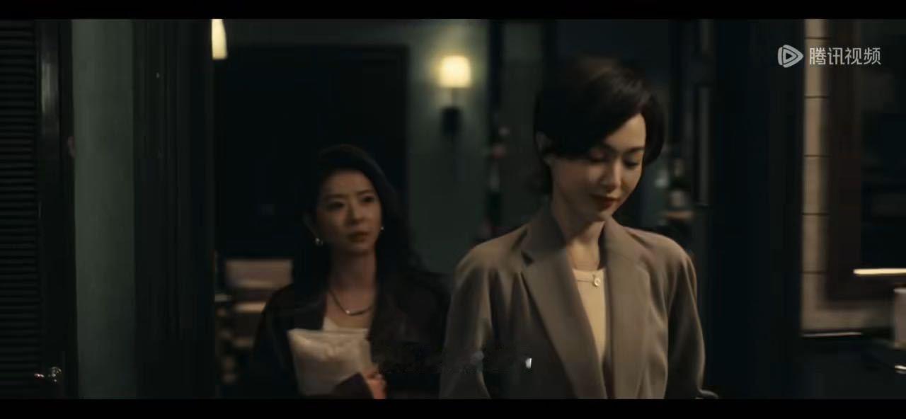 别人演戏靠技巧，何蓝逗演追星女靠本能。听到“未公开”三个字瞬间坐直，眼睛亮得像灯
