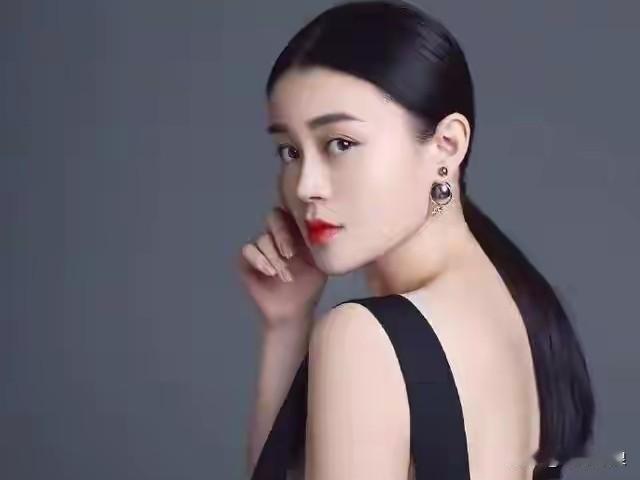 导演说
关婷娜
举手投足
都是戏

她眼睛里装的
都是演技

她的一招一式
都是