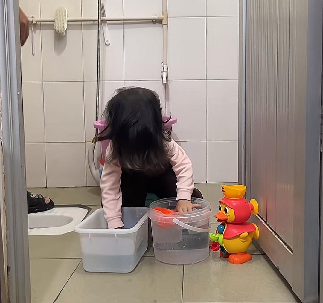这个爸爸给女儿洗头简直要命。先是一大瓢水对着女儿小脑袋浇下去，抹上洗头液后，爸爸