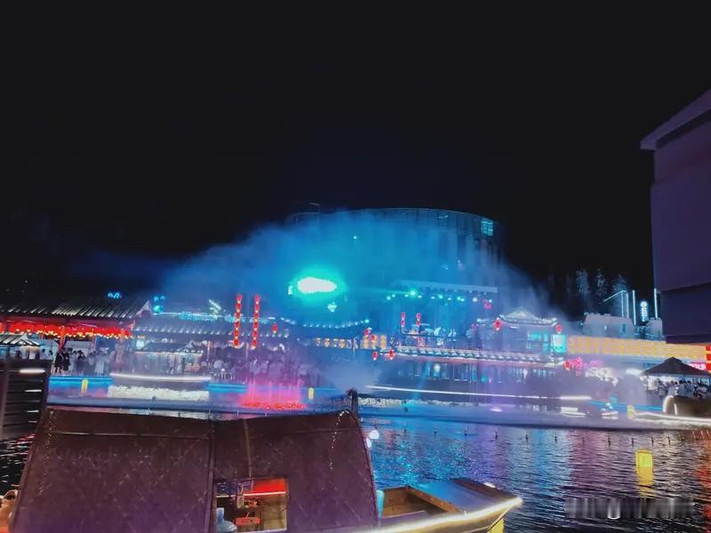 在流量的浪潮里，每个人似乎都在找属于自己的舟楫。有人选择拆解爆款的骨架，换上新的