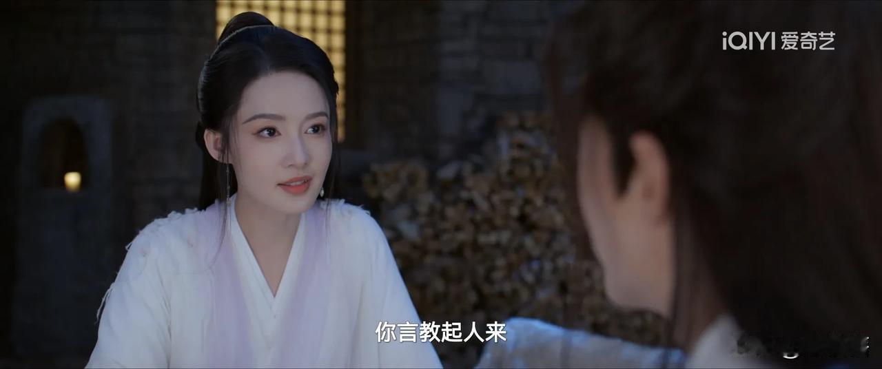 阿菁给薛紫夜写了信，说是她找到了以前看守库房的一个侍女，当年，是一个男子来到库房