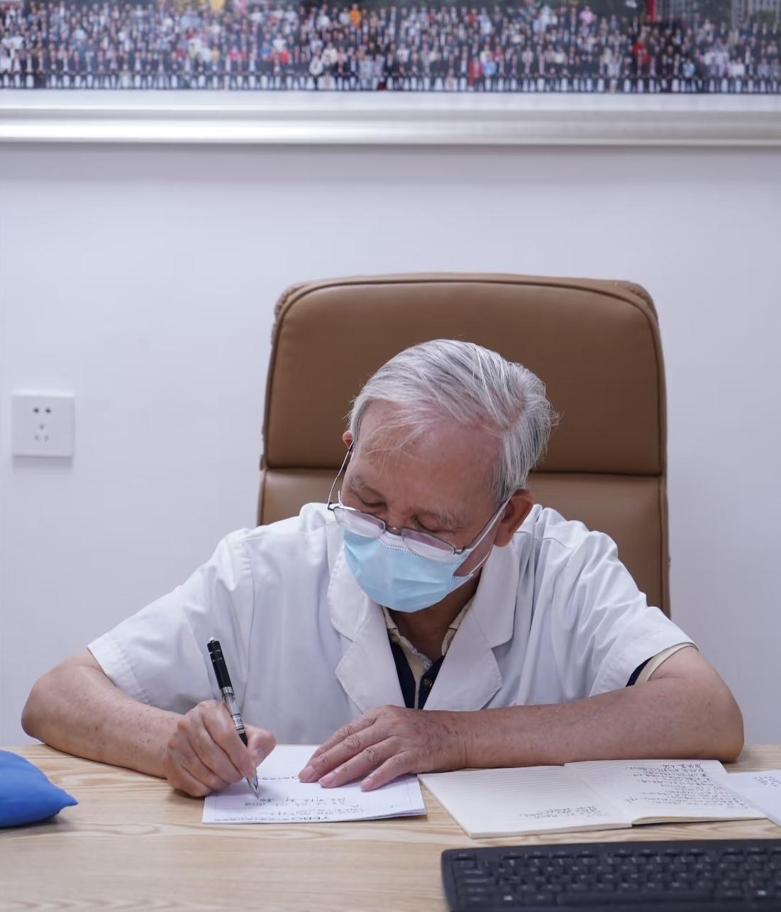 不知道你们有没有这样的感觉？现在去医院看病，走进诊室，医生抬头看一眼，便迅速转向