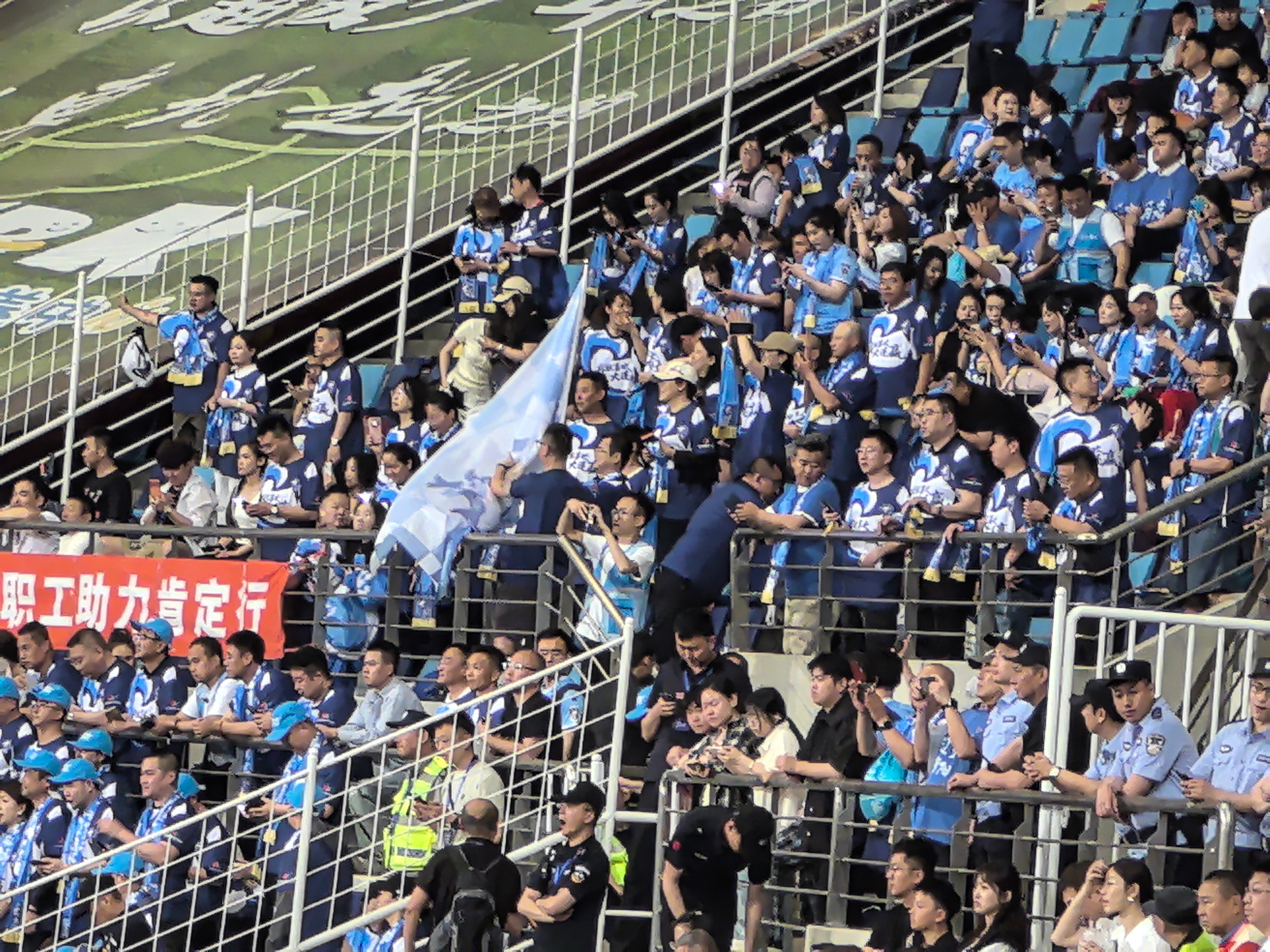 整装东北一锅出东北超长春赛区第二轮对战大连，现场人数，30915人！雪饼猴王铁柱