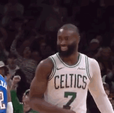 杰伦笑了。他用SGA的招数打了亚历山大，比什么都开心。
这边的小白似乎连体毛都没