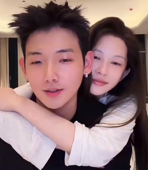 网红梅尼耶的妻子要求两个孩子随她姓，网友认为他们的婚姻可能会出问题！
这两天刷到