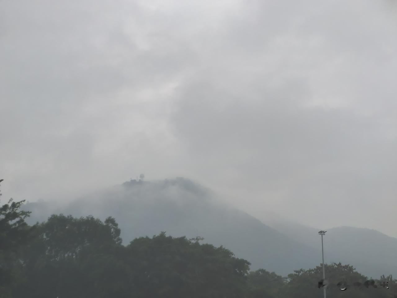 深圳八月最后一天，雨水还是没打算停。窗外远山被浓云和雨雾裹住，只剩一道青黛色的轮