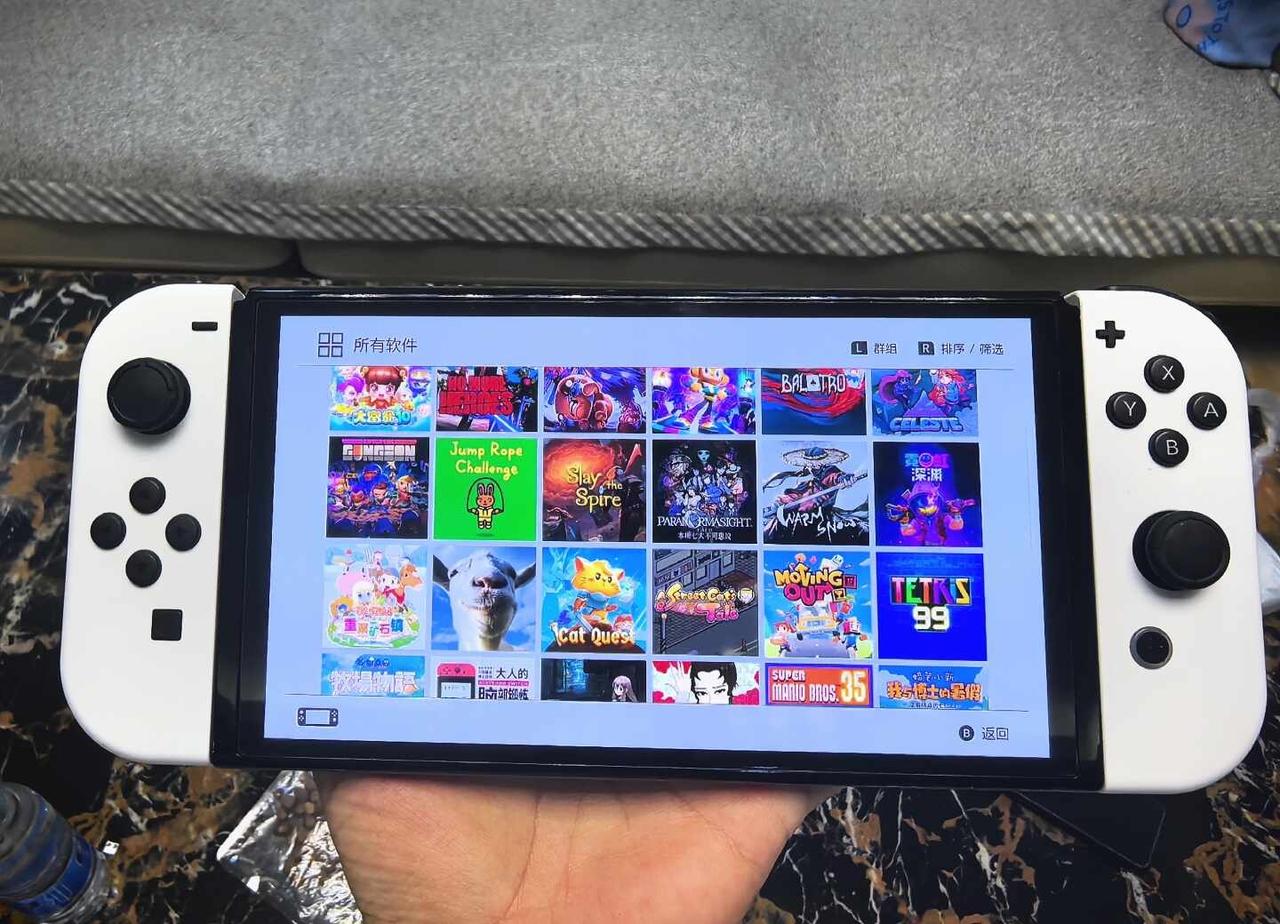 出一台26年switch oled 双系统 几乎全新
配件都在 三星512高速内