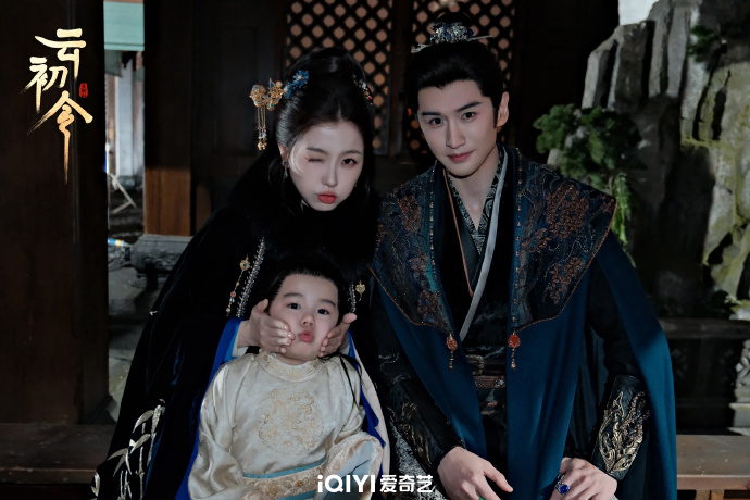 云初令元宵节照虞书欣张云龙一家三口元宵节营业照 虞书欣张云龙一家三口元宵节营业照