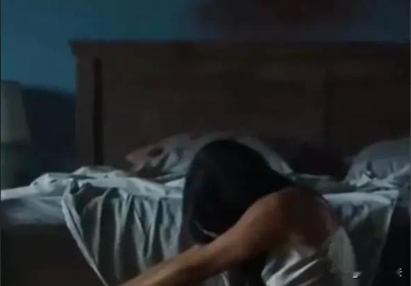 重庆，小伙子想要赚点快钱，看自己女友长相娇媚，就拉她一起行骗，在网上找了个男人说