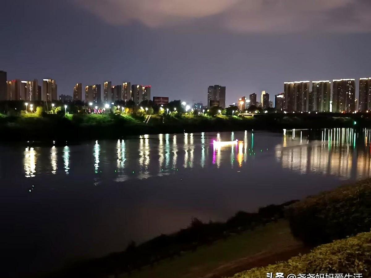 “40+第一天站超市，4小时只挣几十，脑子却像跑完半马。”
仓库灯暗，冰柜冒白雾
