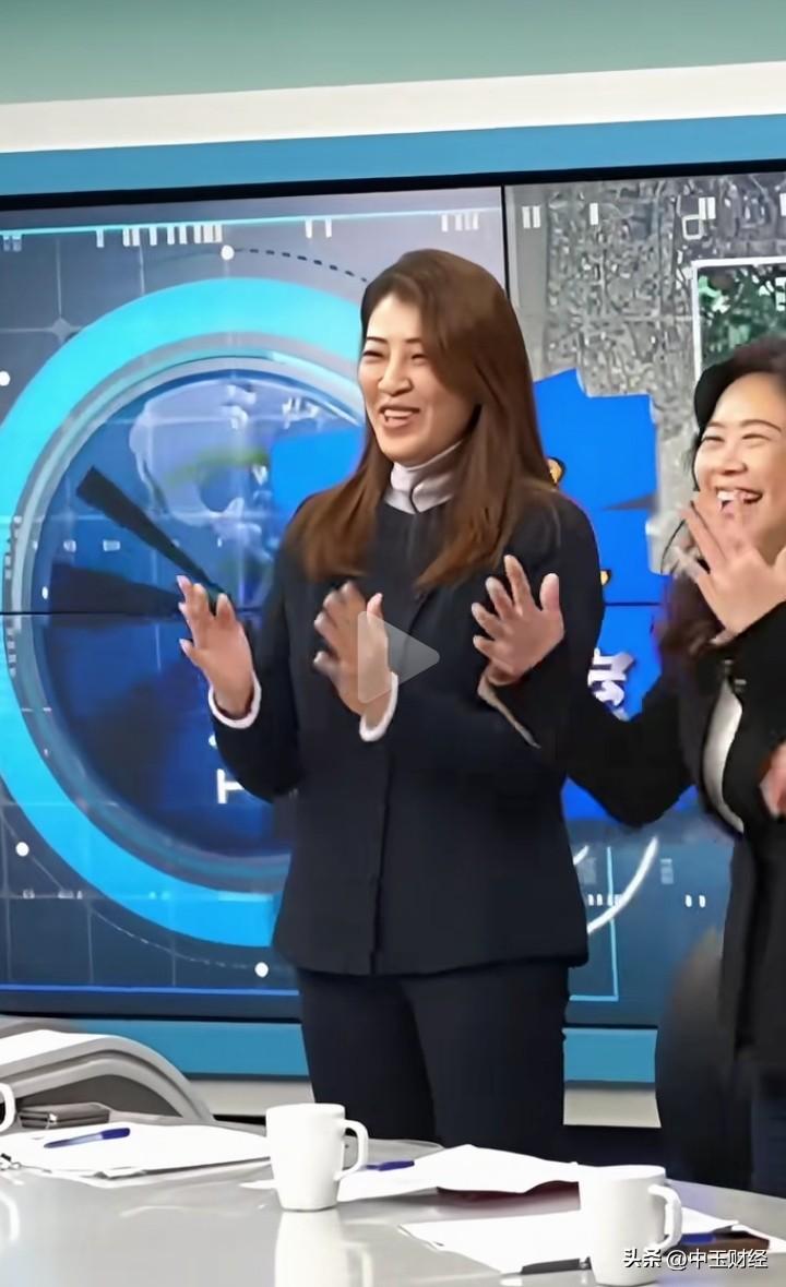 许淑华这位50岁还美成“冻龄范本”的南投县县长，总能在镜头前展现出笑容。有人说这