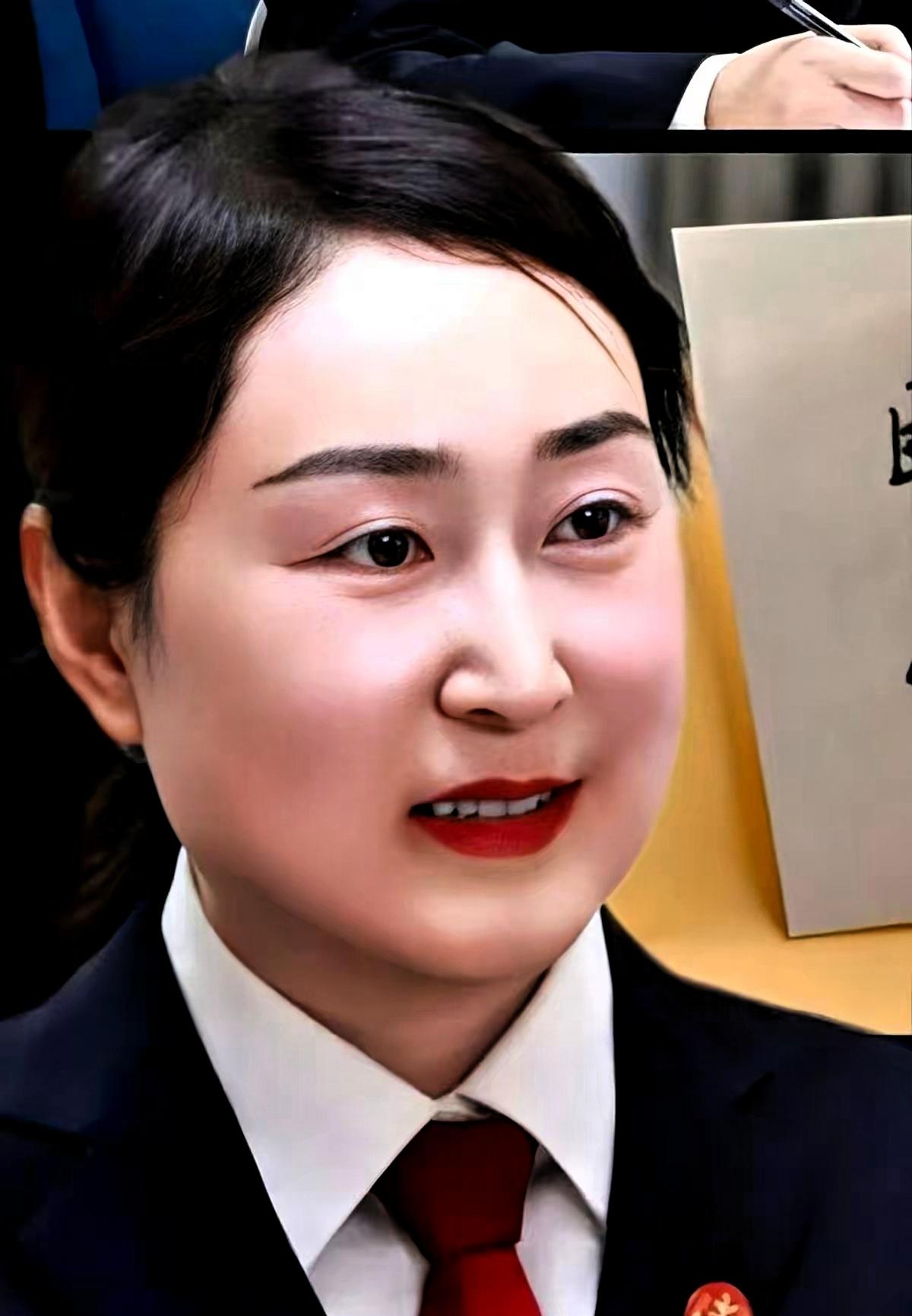 宝鸡有位女法官，龚培静。
前脚刚办完一批扫黑除恶的大案，卷宗摞起来比人都高，后脚