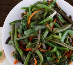 提醒：爱吃野菜的人注意，吃错野菜不仅不养人，反而有损身体健康

在我们习以为常的