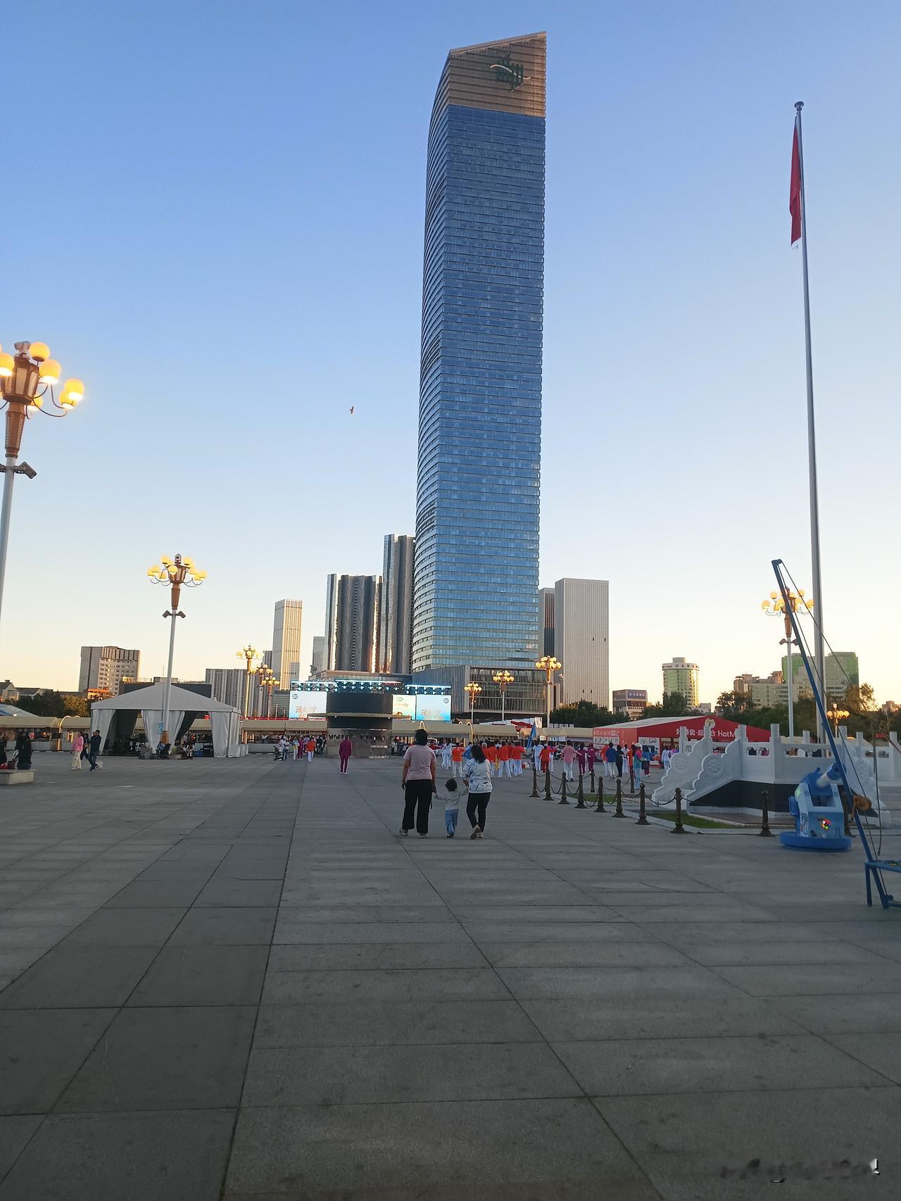 沈阳人民广场
热闹起来了
市府恒隆大厦
这高度没有对手啊