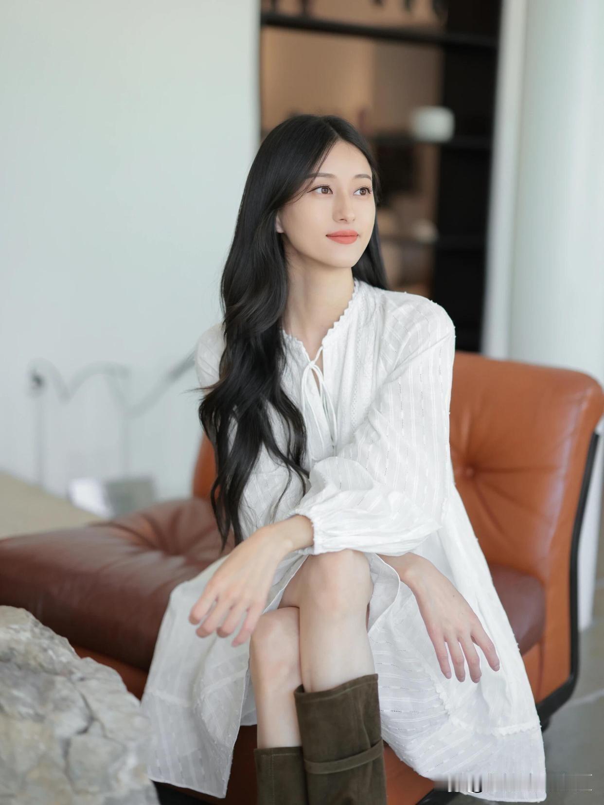优雅白裙与复古棕椅的完美搭配，尽显都市女性魅力。赏心悦目即快乐