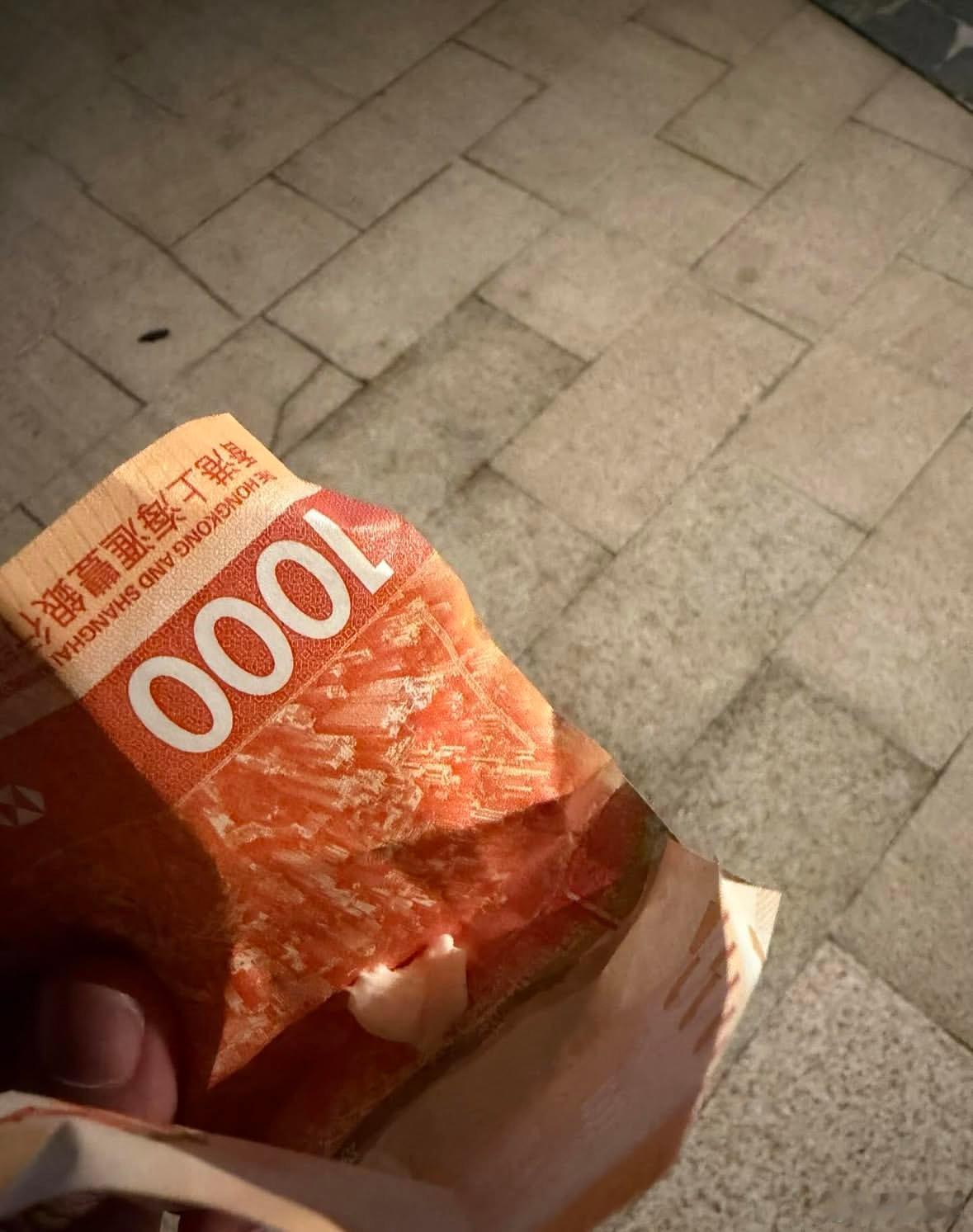 有人在港岛坚尼地城夜，见到张1000港纸。发现用来包了香口胶。然后其又放回原地。