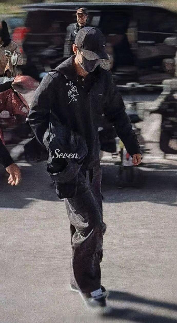 肖战allblack开机路透肖战全黑开机照 肖战allblack开机路透，肖战全