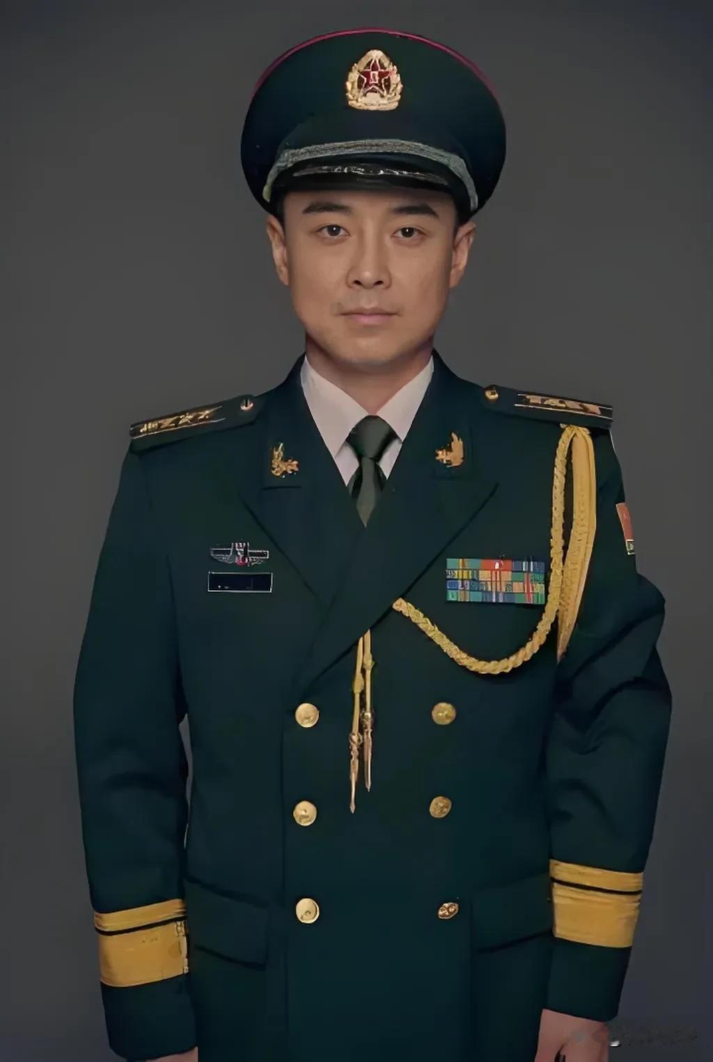 王皓樊振东，比赛时彰显军人底色，气场强大

在紧张激烈的赛场上，王皓与樊振东的每