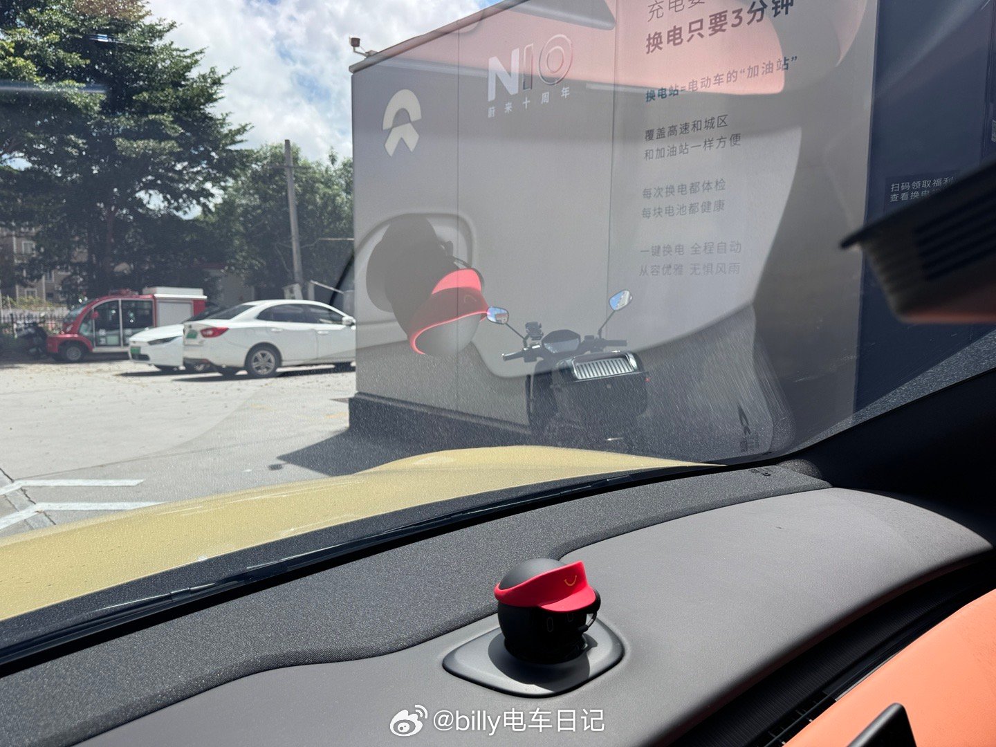 在这种没任何管理的场地建的换电站就会有这种问题，电动车全乱停，也没保安来管[摊手