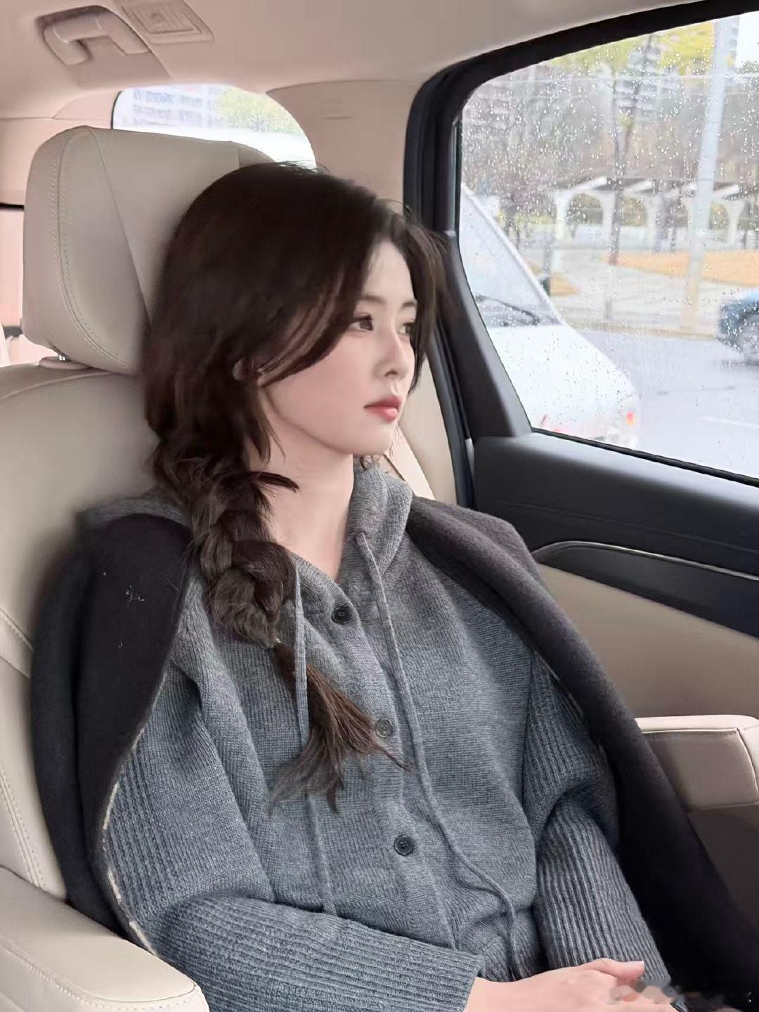 白鹿莫离好六上班路透 你好星期六 奔赴综艺录制现场，白鹿绝美盘发氛围感拉满，颜值