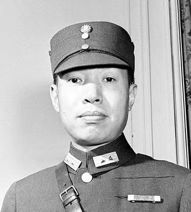 国军陆军二级上将，江西南昌安义人，早年加入同盟会，战后参加辛亥革命及讨袁、护法运