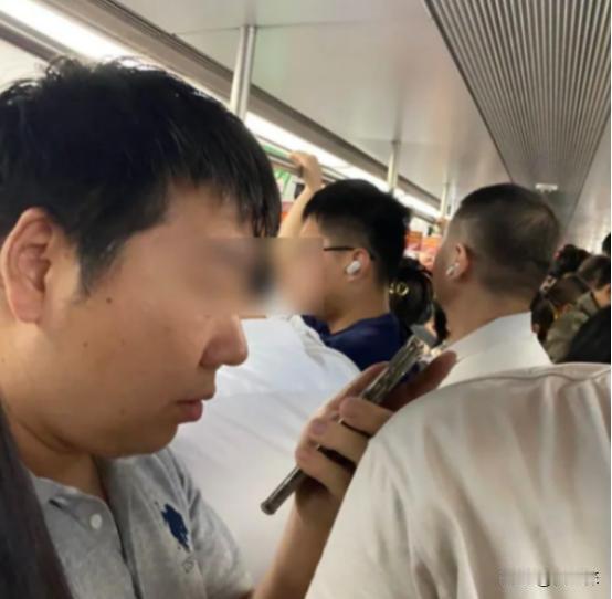 如不严惩，后患无穷！北京，女子坐地铁，突然听到一男子不可描述的喘息声，她回头一看