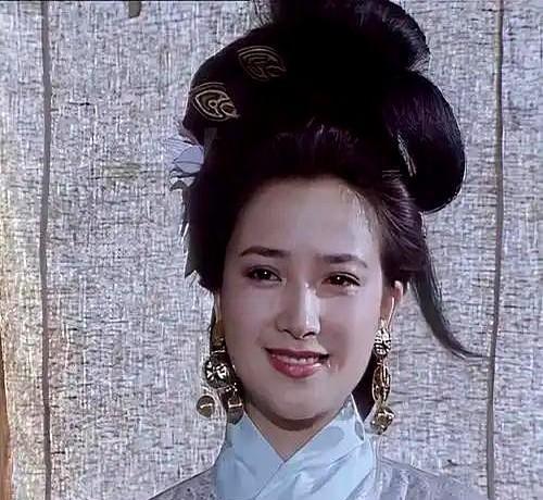 零下20度的冰水里，洗衣的手冻得通红。
你刷到的演技，藏在血泡和冻伤里。
殷桃为